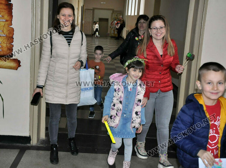 Бъдещите първокласници в ОУ „Христо Смирненски“ боядисваха яйца под звуците на песни за лазаруване