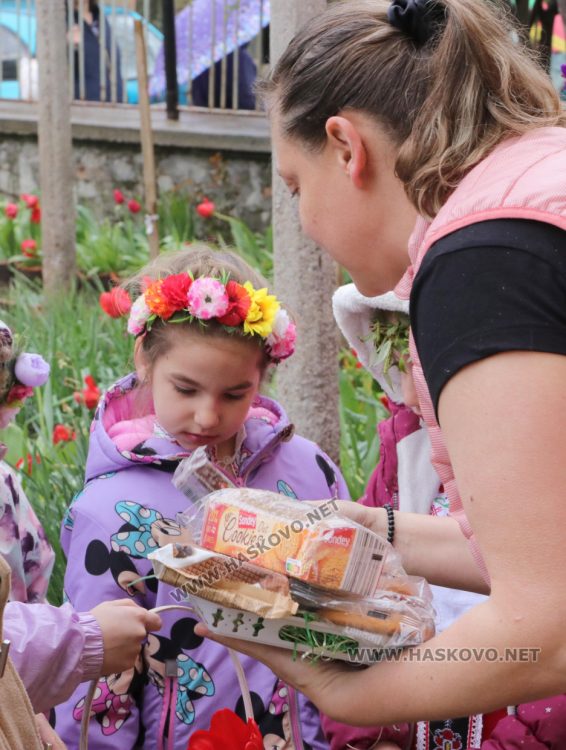 В Минерални бани посрещнаха лазарки за здраве, късмет и берекет