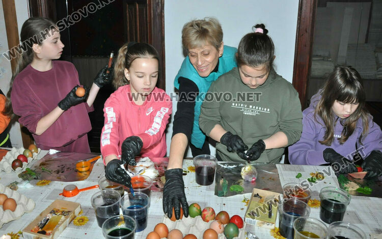 Деца усвоиха старинни техники за боядисване на яйца в Шишмановата къща