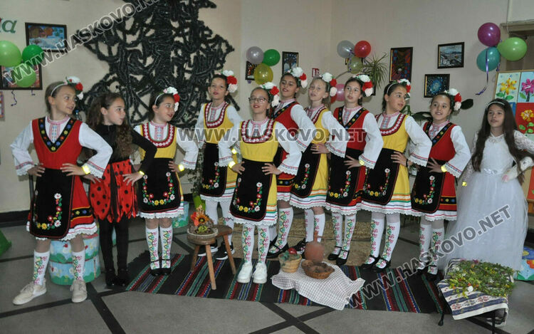 Бъдещите първокласници в ОУ „Христо Смирненски“ боядисваха яйца под звуците на песни за лазаруване