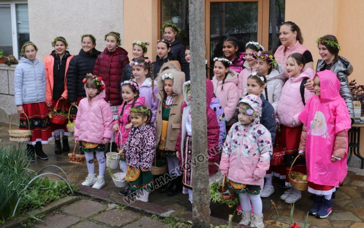 В Минерални бани посрещнаха лазарки за здраве, късмет и берекет