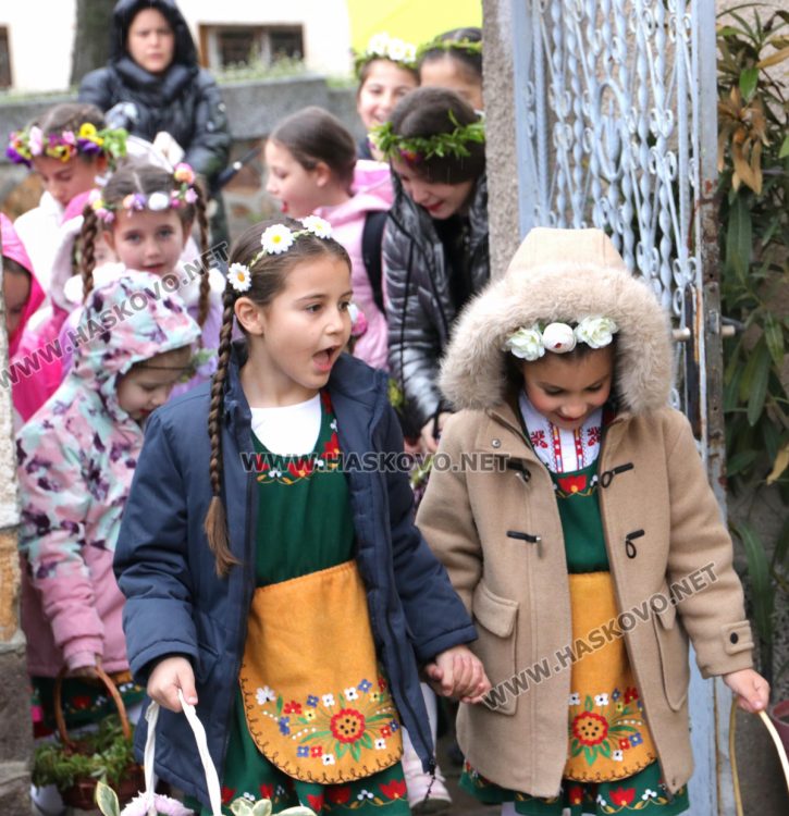 В Минерални бани посрещнаха лазарки за здраве, късмет и берекет