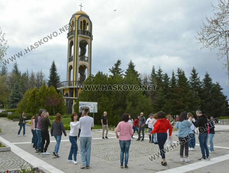 Горещо латино парти събра десетки танцьори пред Монумента „Света Богородица“