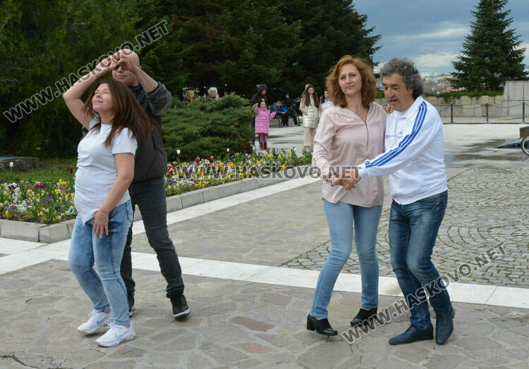 Горещо латино парти събра десетки танцьори пред Монумента „Света Богородица“