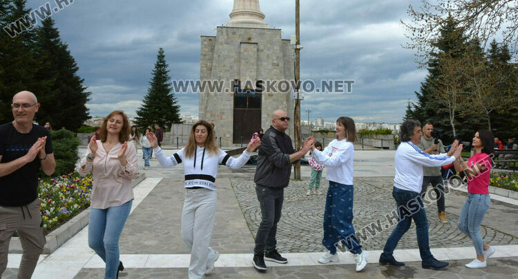 Горещо латино парти събра десетки танцьори пред Монумента „Света Богородица“