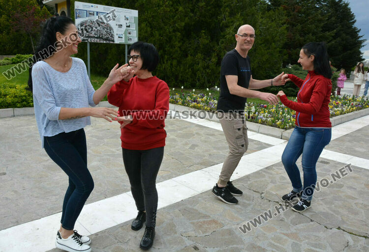 Горещо латино парти събра десетки танцьори пред Монумента „Света Богородица“