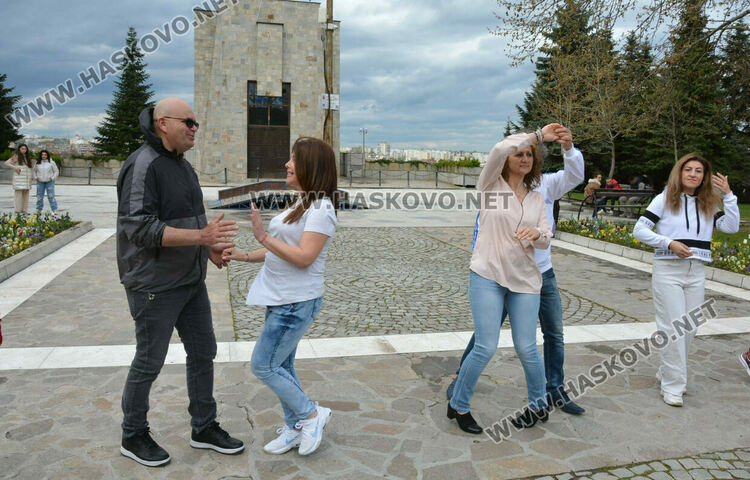 Горещо латино парти събра десетки танцьори пред Монумента „Света Богородица“