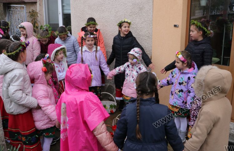 В Минерални бани посрещнаха лазарки за здраве, късмет и берекет