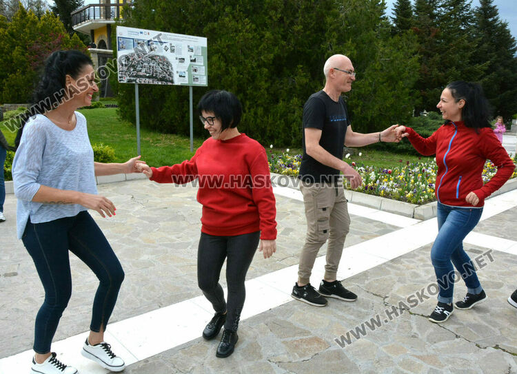 Горещо латино парти събра десетки танцьори пред Монумента „Света Богородица“