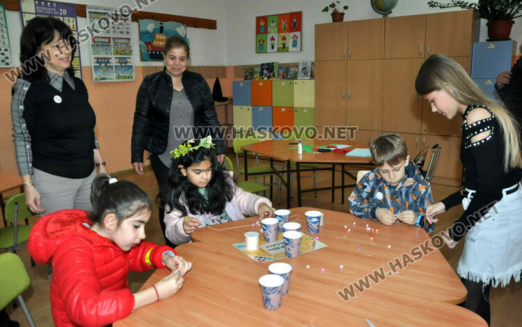 Бъдещите първокласници в ОУ „Христо Смирненски“ боядисваха яйца под звуците на песни за лазаруване