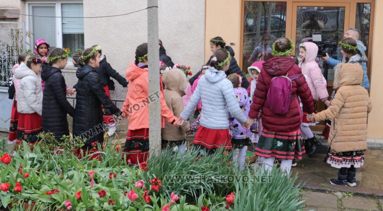 В Минерални бани посрещнаха лазарки за здраве, късмет и берекет