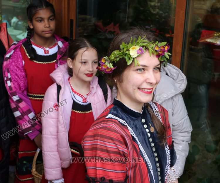 В Минерални бани посрещнаха лазарки за здраве, късмет и берекет