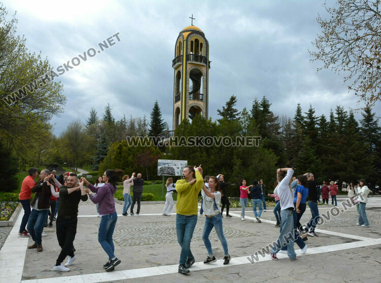 Горещо латино парти събра десетки танцьори пред Монумента „Света Богородица“