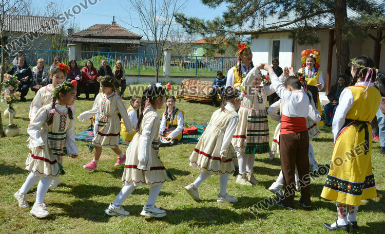 Пъстра и вдъхновяваща Цветница пресъздадоха във Войводово 
