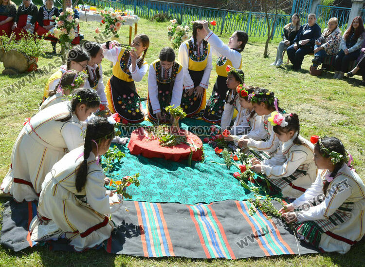 Пъстра и вдъхновяваща Цветница пресъздадоха във Войводово 