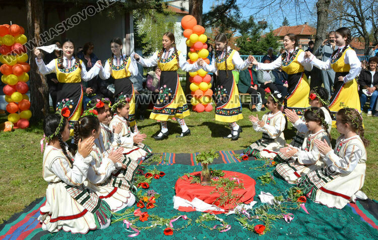 Пъстра и вдъхновяваща Цветница пресъздадоха във Войводово 