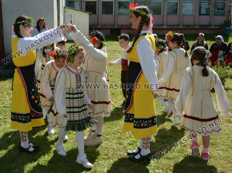 Пъстра и вдъхновяваща Цветница пресъздадоха във Войводово 
