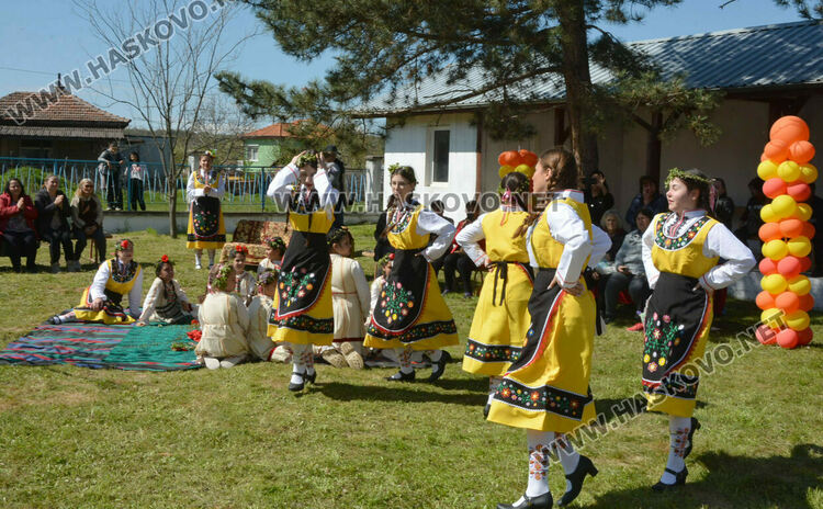 Пъстра и вдъхновяваща Цветница пресъздадоха във Войводово 