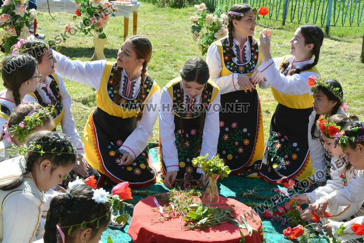 Пъстра и вдъхновяваща Цветница пресъздадоха във Войводово 