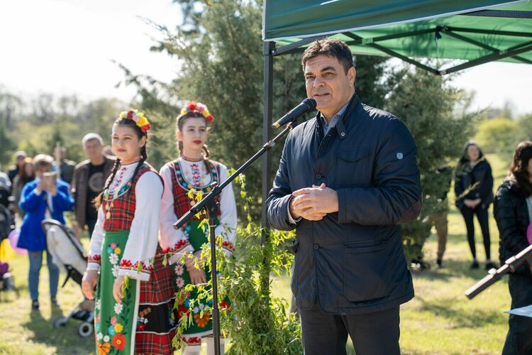 Десетки млади семейства подкрепиха еко инициативата "Алея на новия живот" и засадиха дръвчета днес