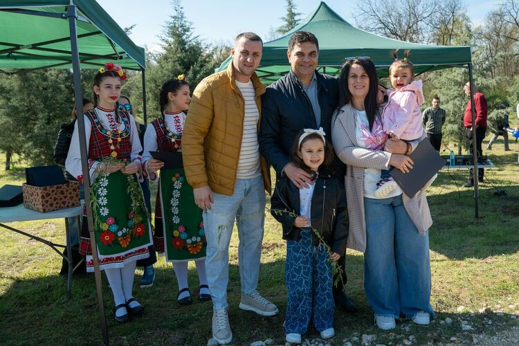 Десетки млади семейства подкрепиха еко инициативата "Алея на новия живот" и засадиха дръвчета днес
