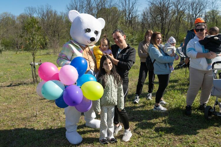 Десетки млади семейства подкрепиха еко инициативата "Алея на новия живот" и засадиха дръвчета днес