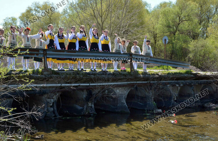 Пъстра и вдъхновяваща Цветница пресъздадоха във Войводово 