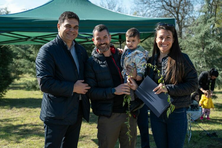 Десетки млади семейства подкрепиха еко инициативата "Алея на новия живот" и засадиха дръвчета днес