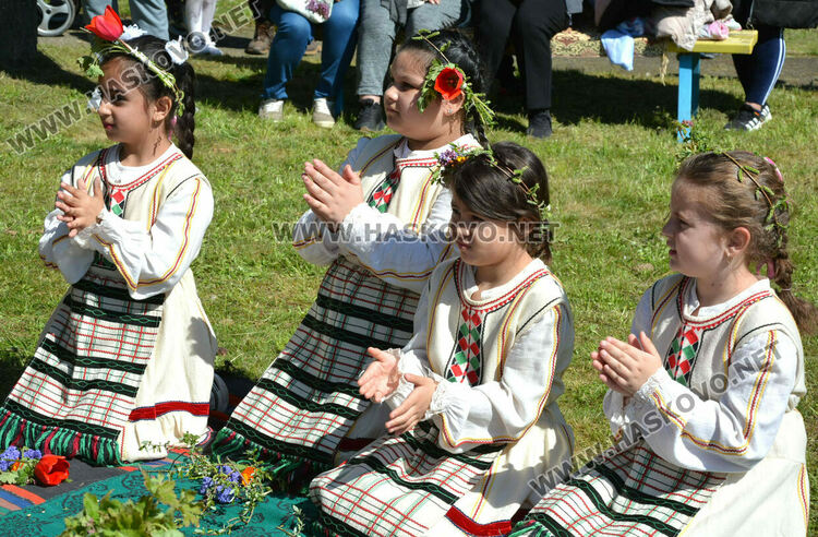 Пъстра и вдъхновяваща Цветница пресъздадоха във Войводово 