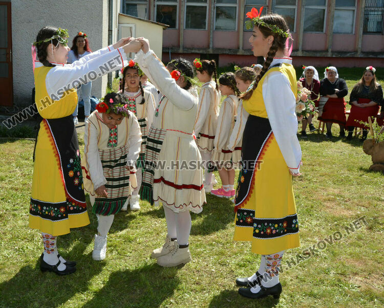 Пъстра и вдъхновяваща Цветница пресъздадоха във Войводово 