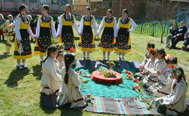 Пъстра и вдъхновяваща Цветница пресъздадоха във Войводово 