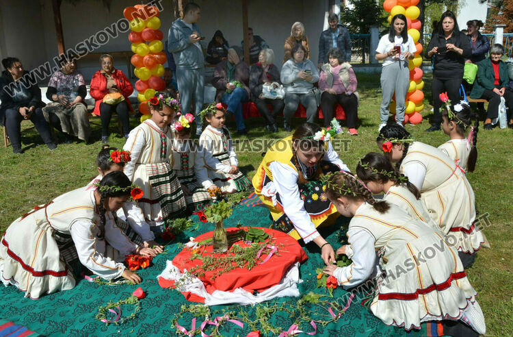 Пъстра и вдъхновяваща Цветница пресъздадоха във Войводово 