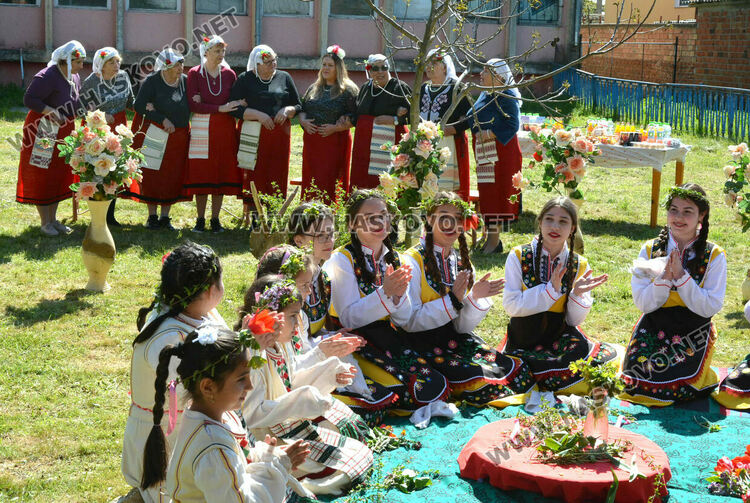 Пъстра и вдъхновяваща Цветница пресъздадоха във Войводово 