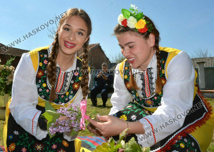 Пъстра и вдъхновяваща Цветница пресъздадоха във Войводово 