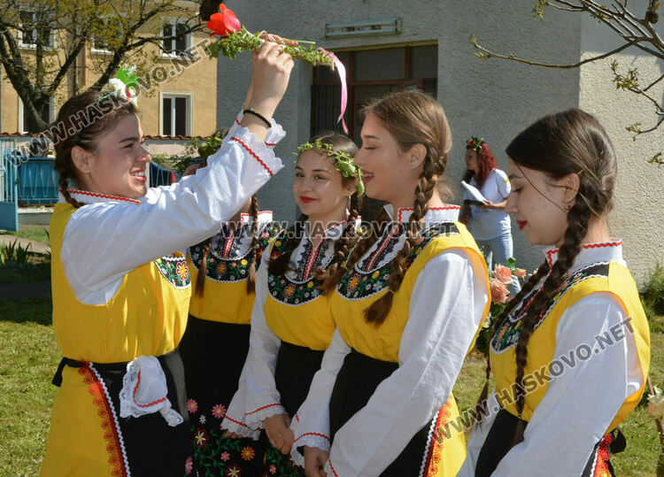 Пъстра и вдъхновяваща Цветница пресъздадоха във Войводово 