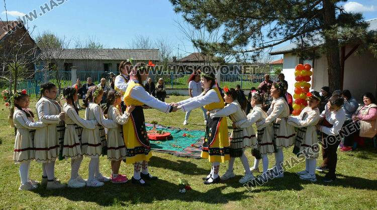 Пъстра и вдъхновяваща Цветница пресъздадоха във Войводово 