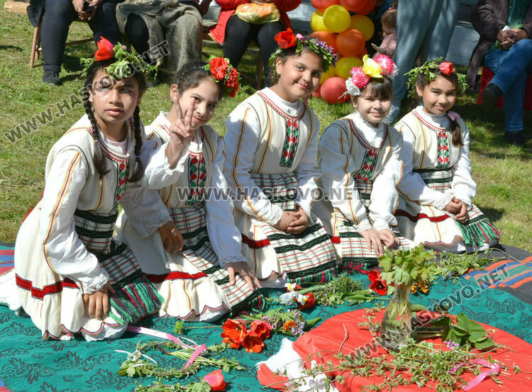 Пъстра и вдъхновяваща Цветница пресъздадоха във Войводово 