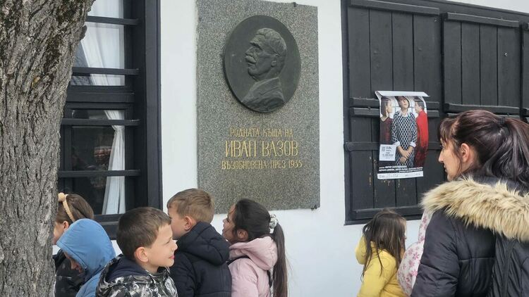 ОУ „Иван Вазов“ с незабравима екскурзия с влак от Харманли до Сопот за патронния празник