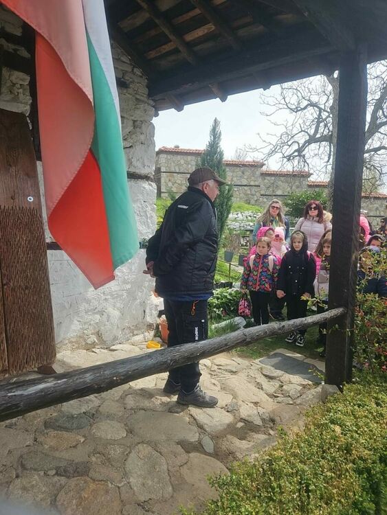 ОУ „Иван Вазов“ с незабравима екскурзия с влак от Харманли до Сопот за патронния празник