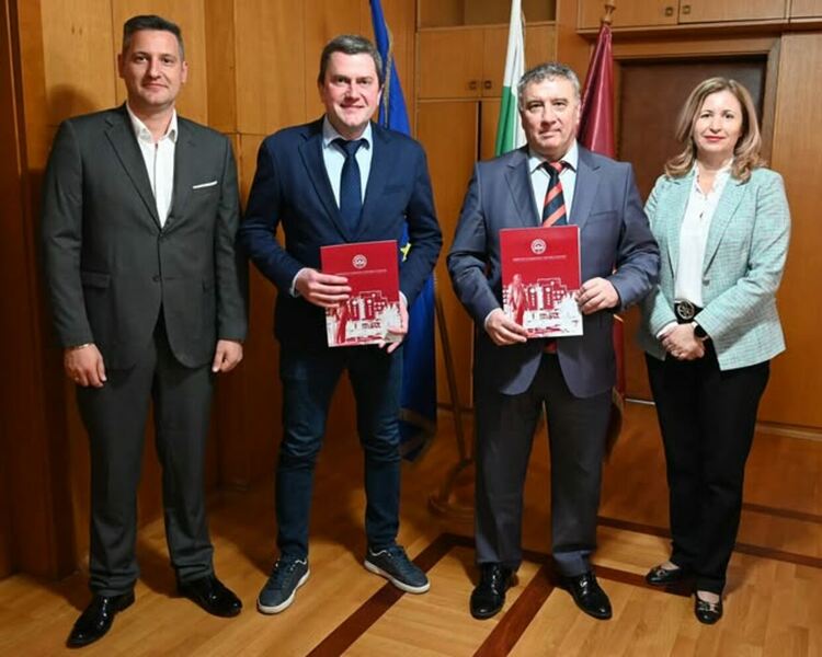 Кметът на община Перник Станислав Владимиров и ректорът на УНСС проф. д-р Димитър Димитров подписаха меморандум за сътрудничество