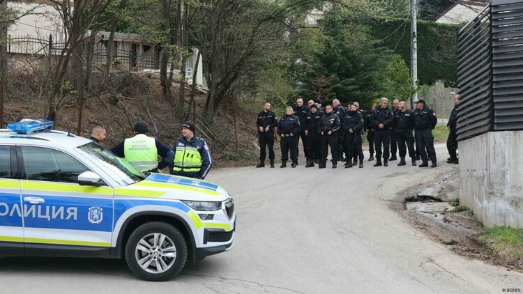 Полицаи пред „Сараите“ в Бояна