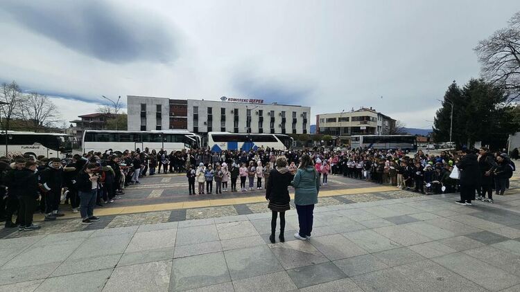 ОУ „Иван Вазов“ с незабравима екскурзия с влак от Харманли до Сопот за патронния празник