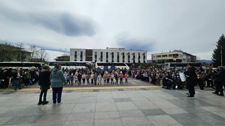 ОУ „Иван Вазов“ с незабравима екскурзия с влак от Харманли до Сопот за патронния празник