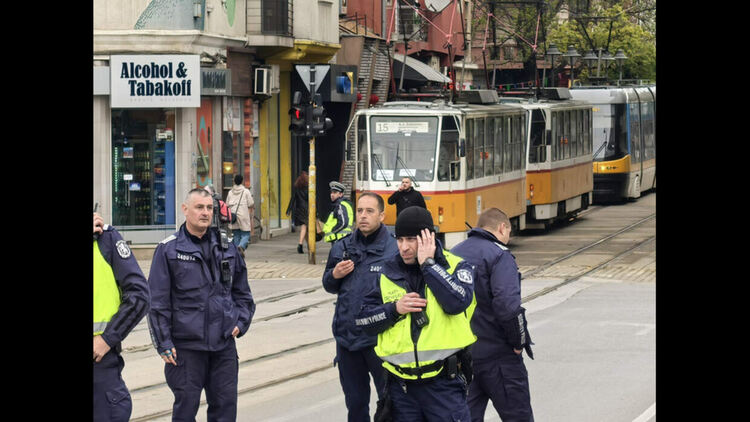 Протест на служителите в градския транспорт блокира София