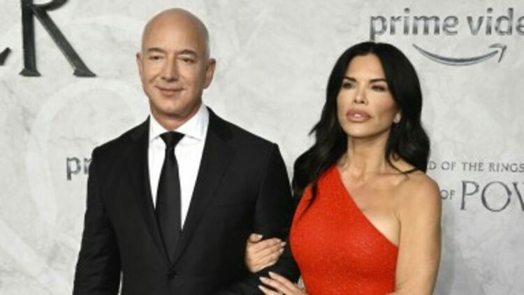 Джеф Безос праща в Космоса годеницата си Лорън Санчес