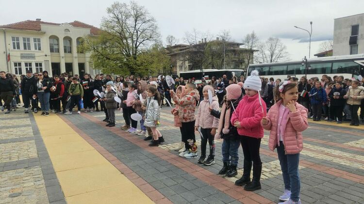 ОУ „Иван Вазов“ с незабравима екскурзия с влак от Харманли до Сопот за патронния празник