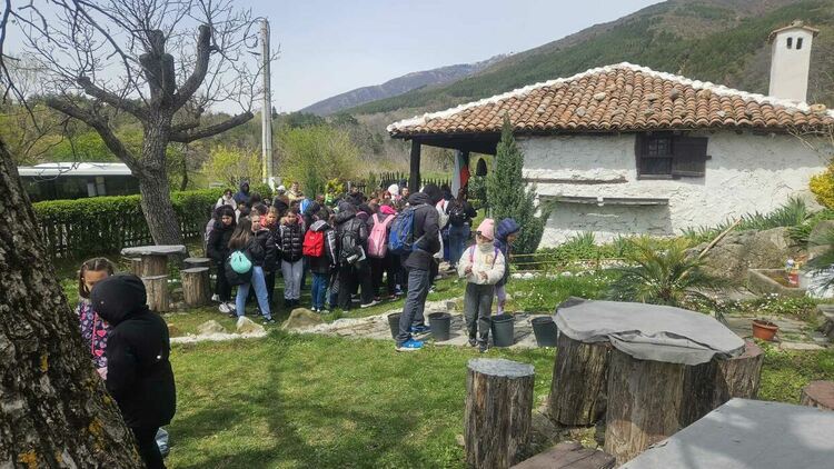 ОУ „Иван Вазов“ с незабравима екскурзия с влак от Харманли до Сопот за патронния празник