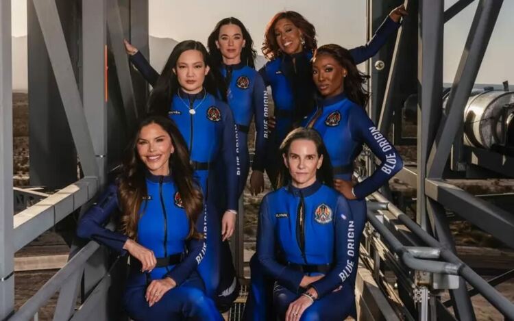 Кейти Пери и годеницата на Безос летяха 10 минути в Космоса