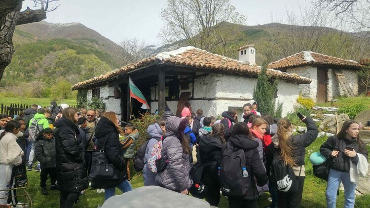 ОУ „Иван Вазов“ с незабравима екскурзия с влак от Харманли до Сопот за патронния празник