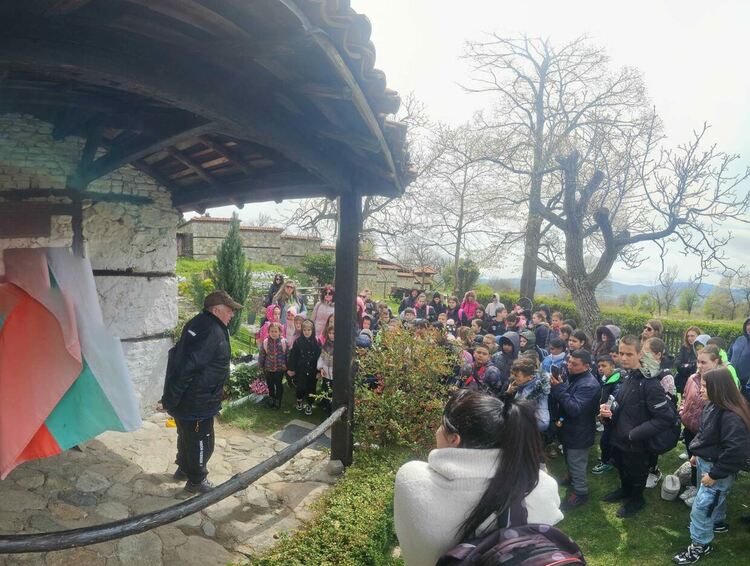 ОУ „Иван Вазов“ с незабравима екскурзия с влак от Харманли до Сопот за патронния празник